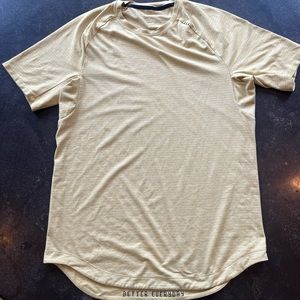 Lululemon men’s shirt yellow. Size medium